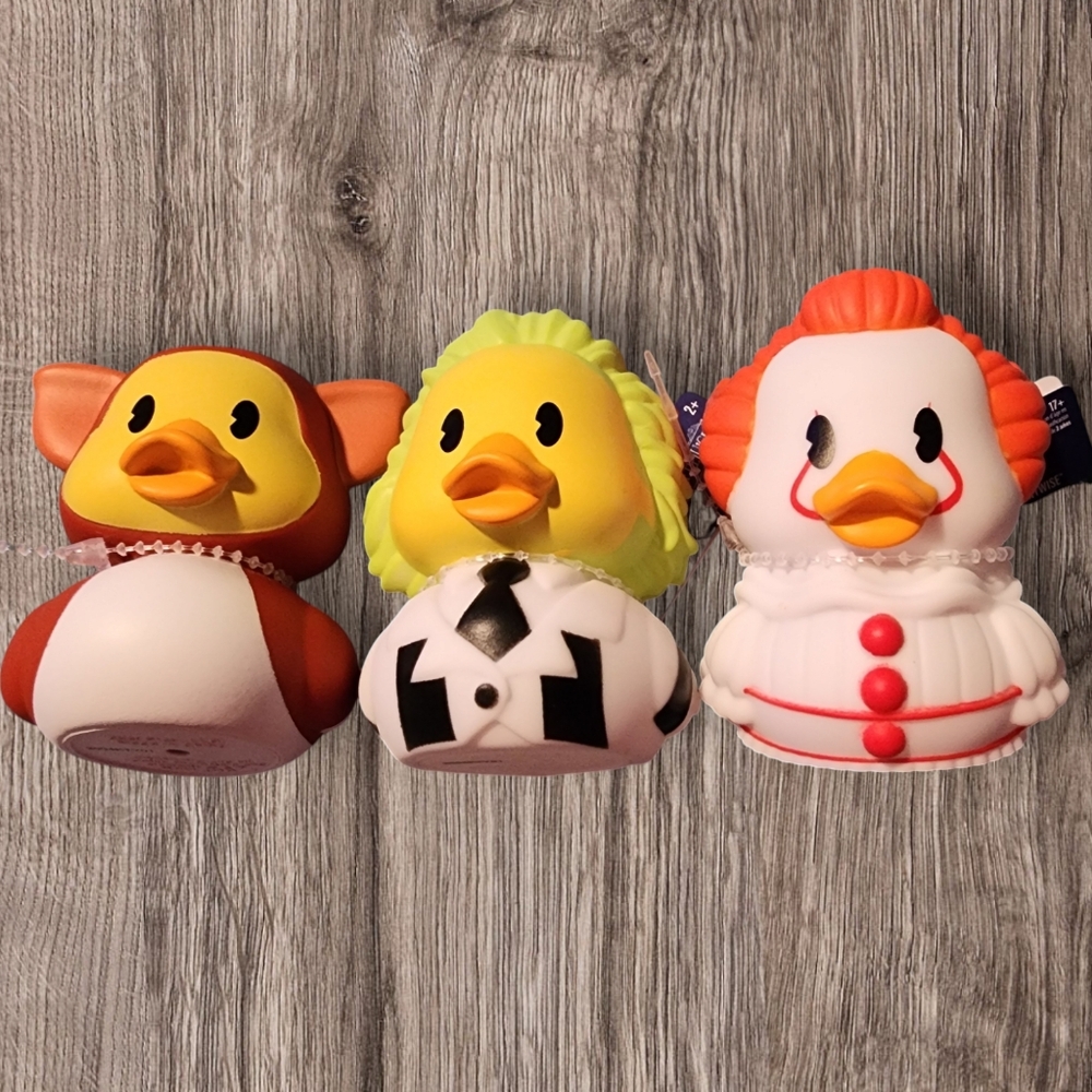 NWT Set Of 3 Warner Brothers Beetlejuice, Pennywise, & Gizmo Rubber Ducks